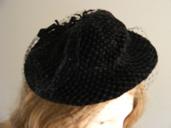 Vintage 1940's Black Velvet Tilt Topper Hat | Bir… - image 9
