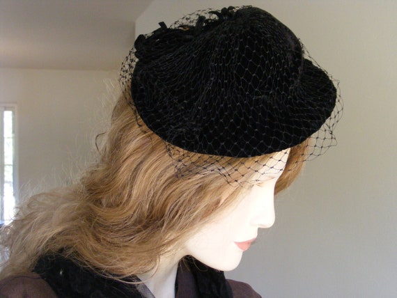 Vintage 1940's Black Velvet Tilt Topper Hat | Bir… - image 1
