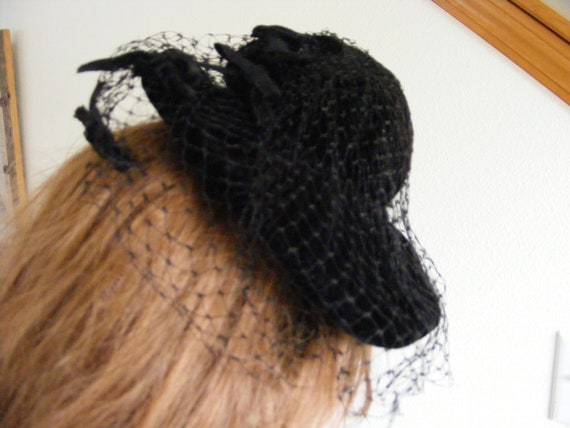 Vintage 1940's Black Velvet Tilt Topper Hat | Bir… - image 4
