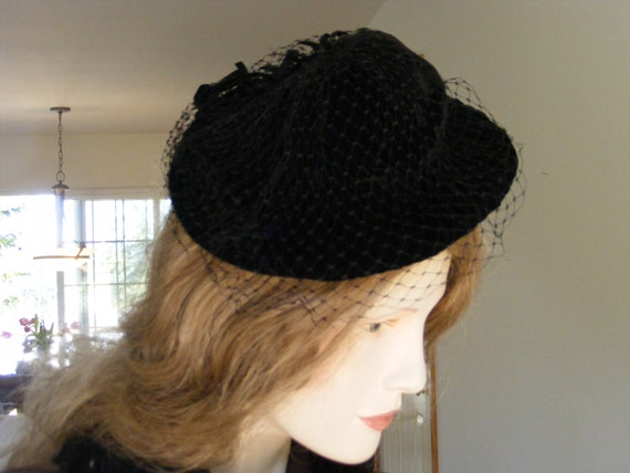 Vintage 1940's Black Velvet Tilt Topper Hat | Bir… - image 10