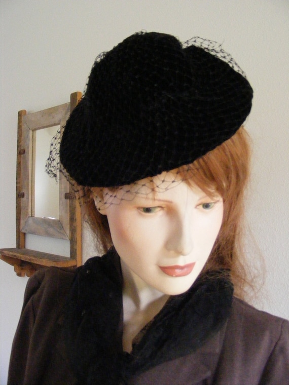 Vintage 1940's Black Velvet Tilt Topper Hat | Bir… - image 5