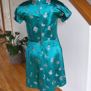 Vintage 1950s 50s Cheongsam Dress / 60s Mod A-line Dress / Emeral Green Satin Brocade Dress / Chinese Print / Asian Sheath Dress / Size M image 3