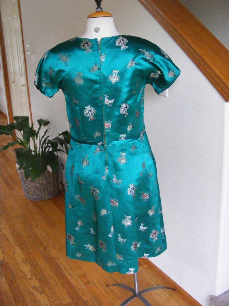 Vintage 1950s 50s Cheongsam Dress / 60s Mod A-line Dress / Emeral Green Satin Brocade Dress / Chinese Print / Asian Sheath Dress / Size M image 3