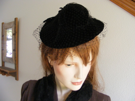 Vintage 1940's Black Velvet Tilt Topper Hat | Bir… - image 2