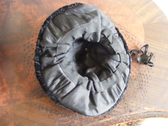 Vintage 1940's Black Velvet Tilt Topper Hat | Bir… - image 8