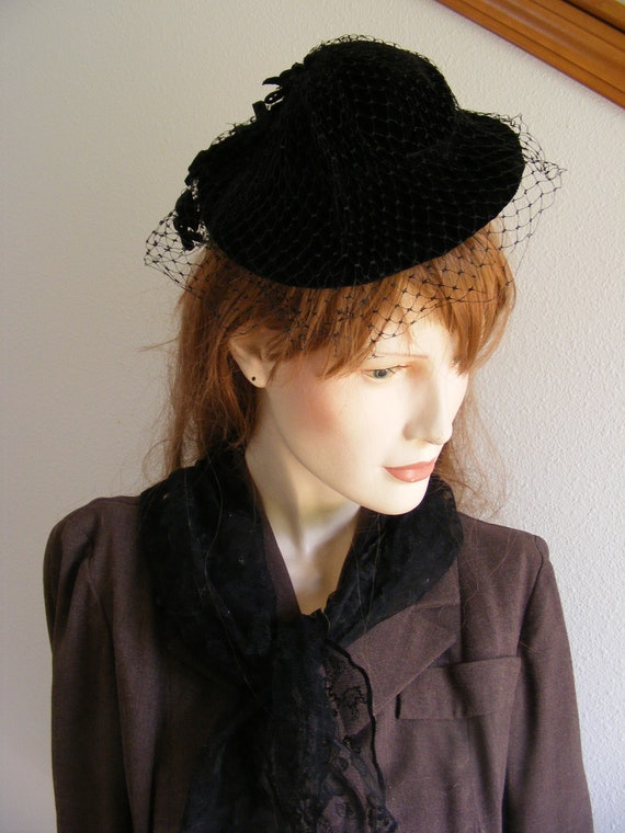 Vintage 1940's Black Velvet Tilt Topper Hat | Bir… - image 6
