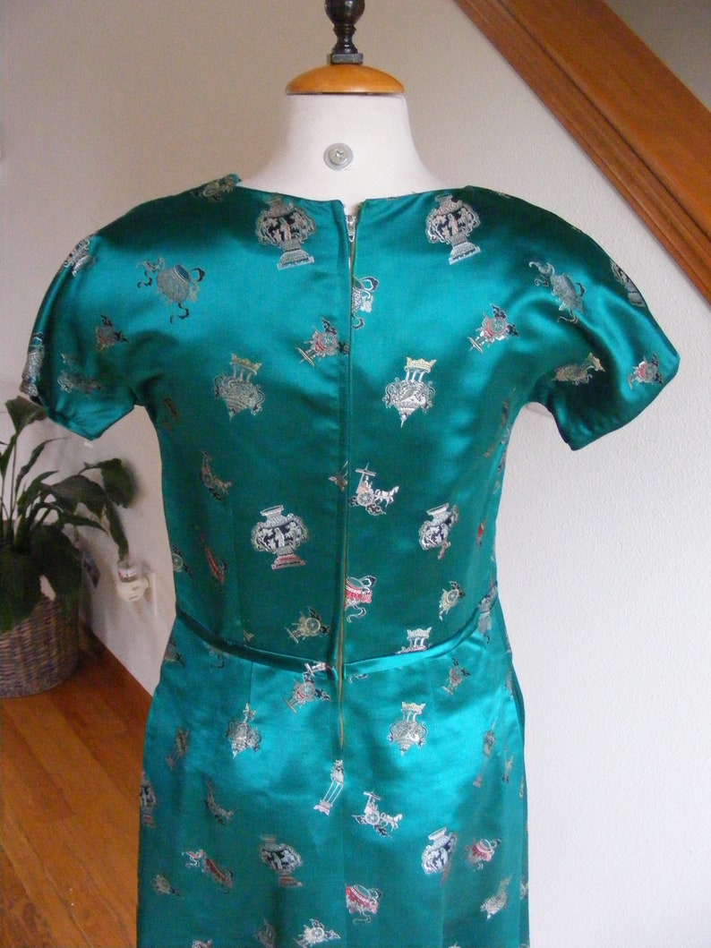 Vintage 1950s 50s Cheongsam Dress / 60s Mod A-line Dress / Emeral Green Satin Brocade Dress / Chinese Print / Asian Sheath Dress / Size M image 9