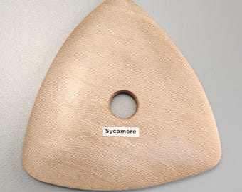 Una costilla de cerámica triangular suave de madera de sicomoro