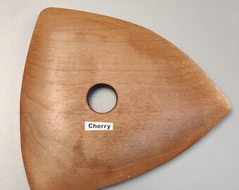 Una costilla de cerámica de madera de cerezo con forma triangular "suave"