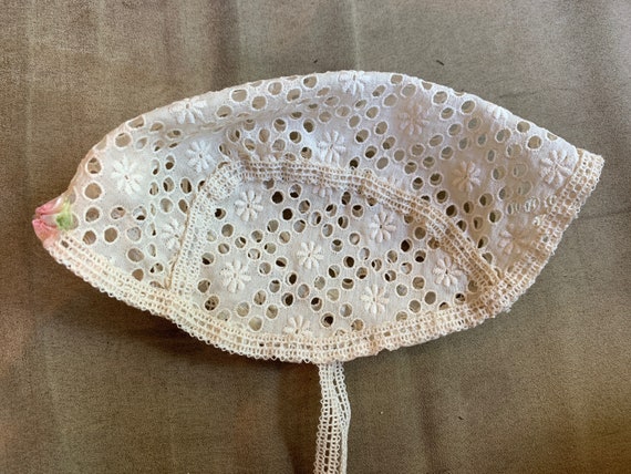 Eyelet baby bonnet from 30’s or 40’s - image 3