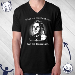 Pu&ograve; includere: T-shirt nero con scollo a V con una grafica bianca di un prete sorridente che fa il pollice in su. Il testo recita: "What an excellent day for an Exorcism."