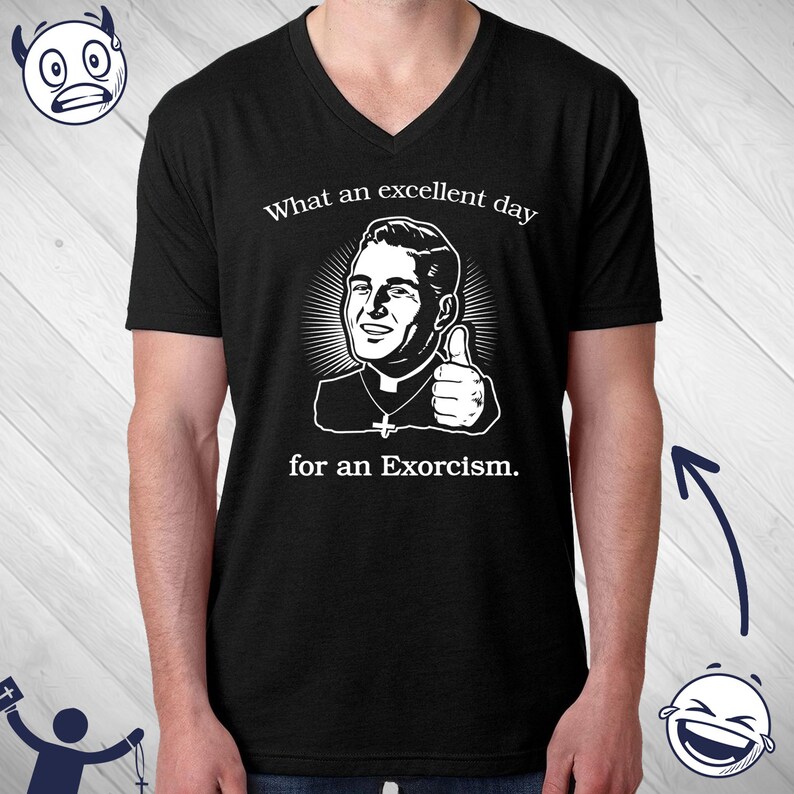 Pu&ograve; includere: T-shirt nero con scollo a V con una grafica bianca di un prete sorridente che fa il pollice in su. Il testo recita: "What an excellent day for an Exorcism."