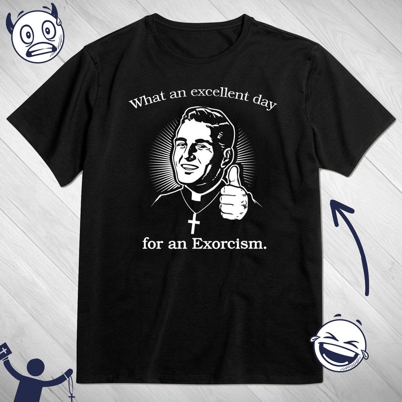 Pu&ograve; includere: T-shirt nero con grafica bianca di un uomo che alza il pollice, indossa un colletto clericale e un ciondolo a croce. Il testo recita: "What an excellent day for an Exorcism."