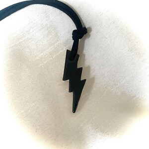 Rayo negro / Difusor colgante de cerámica hecho a mano / Joyería de aceites esenciales / Cerámica artesanal de Vermont