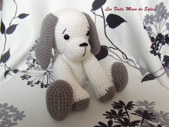 Gros Chien Blanc Et Gris Au Crochet