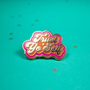 Confie-se de <br> Entrega Rápida? Pin retro dos anos 70 dos anos 60 de <br> Entrega Rápida? Amor próprio | Pin do esmalte do auto de Yo da confiança de <br> Entrega Rápida? Acessório inspirador | Pins com provérbios