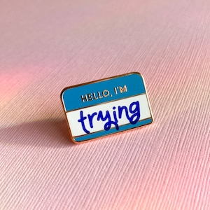 Hola, estoy intentando un pin / Pin esmaltado de amor propio y salud mental / Accesorios para el cuidado personal / Pines con refranes / Pin esmaltado con etiqueta con nombre / Haciendo lo mejor que puedo