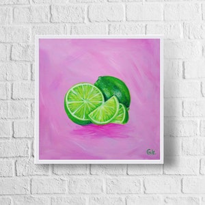 Puede incluir: Una pintura de limas sobre un fondo rosa. Las limas están cortadas en gajos y se incluye una lima entera en la composición.