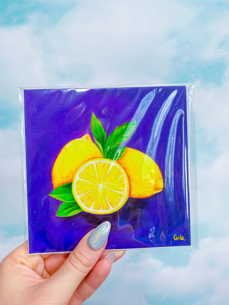 Puede incluir: Una pintura de tres limones sobre un fondo morado. Los limones son amarillos con hojas verdes. La pintura est&aacute; firmada "Gubz" en la esquina inferior derecha.