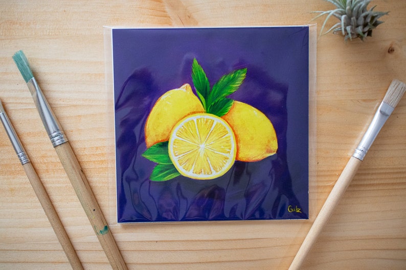 Puede incluir: Una pintura de tres limones sobre un fondo morado. Los limones son amarillos y tienen hojas verdes. La pintura est&aacute; firmada "Gubz".