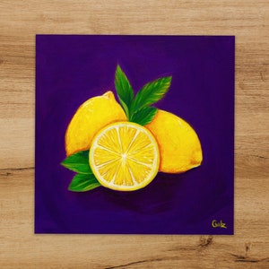 Puede incluir: Una pintura de tres limones sobre un fondo morado. Un lim&oacute;n est&aacute; cortado por la mitad, revelando la pulpa amarilla y las semillas. Los limones est&aacute;n rodeados de hojas verdes.