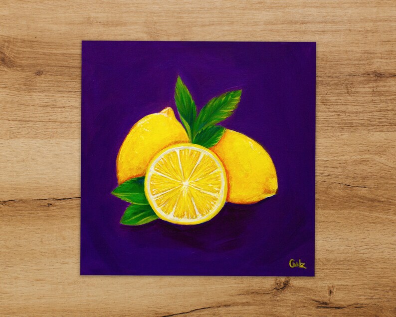 Puede incluir: Una pintura de tres limones sobre un fondo morado. Un lim&oacute;n est&aacute; cortado por la mitad, revelando la pulpa amarilla y las semillas. Los limones est&aacute;n rodeados de hojas verdes.