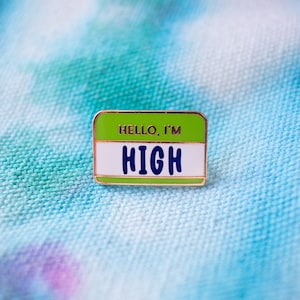 Olá, eu sou High Pin | Pin | Acessórios para maconha | Pins com ditados | Pin de esmalte com etiqueta de nome | Presentes para maconheiros