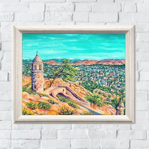 Puede incluir: Una pintura de una torre de piedra con una cruz en la cima, que domina una ciudad. La torre está en una colina con un puente de piedra y árboles. La ciudad está en el fondo y el cielo es azul.