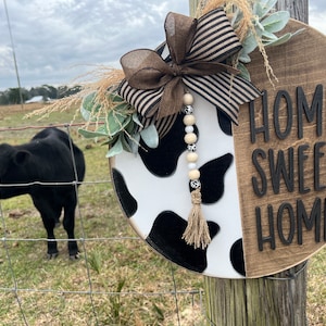 Home sweet home cow print door sign / farm animal door hanger / décor de porche avec vaches / panneau de ferme pour porte / cadeau de pendaison de crémaillère / couronne