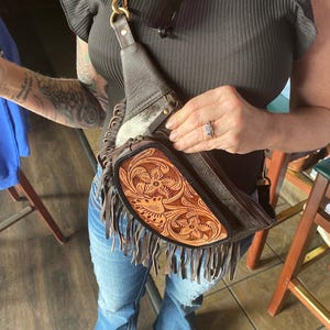 REA magväska Axelremsväska, Kohud, Äkta läder, western magväska, Western Purse, Fransar, Western Floral väska, Cowgirl-väska bild 1