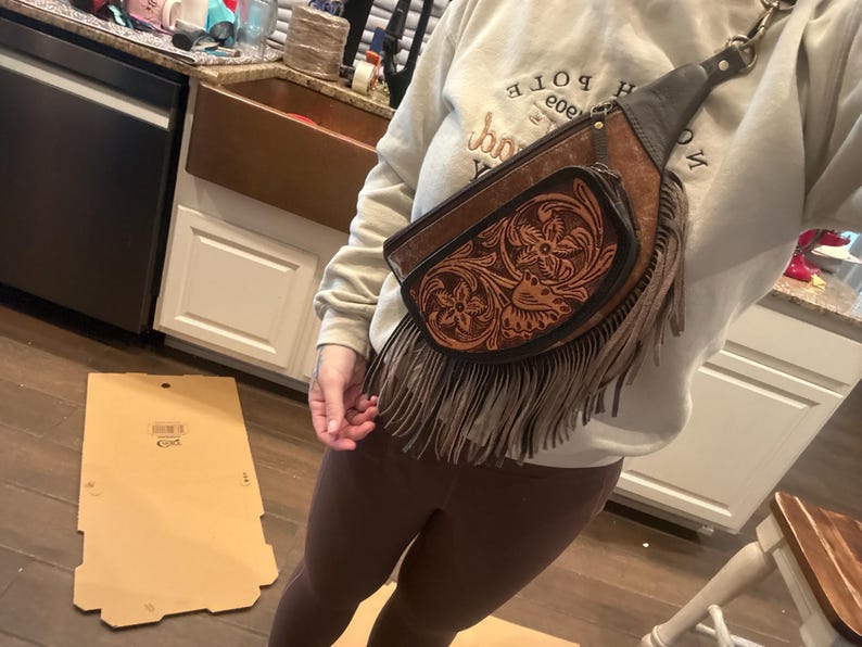 REA magväska Axelremsväska, Kohud, Äkta läder, western magväska, Western Purse, Fransar, Western Floral väska, Cowgirl-väska bild 4