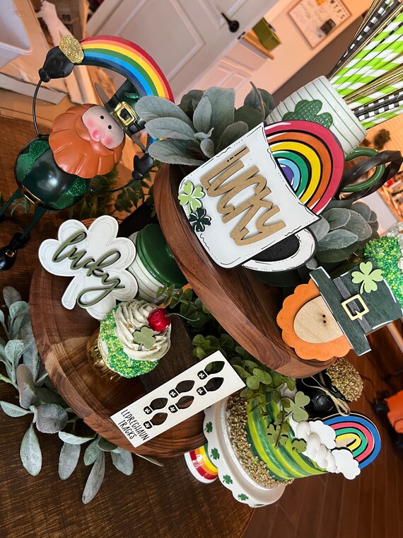 Vassoio a più livelli per il giorno di San Patrizio, decorazione da tavolo in legno con gnomo verde, centrotavola con supporto per San Patrizio, decorazione per la casa e le vacanze, vassoi