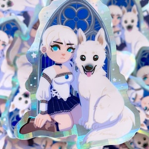 Puede incluir: Una pegatina con una niña de pelo blanco y ojos azules con un perro blanco. La niña lleva un vestido blanco con un corpiño azul y una falda negra. El perro está sentado a su lado. La pegatina tiene un acabado holográfico y un diseño de ventana de vidriera azul en el fondo.