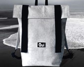 SUPER SALE! Graues Kunstleder unisex Stadt Rucksack mit schwarzen Gurten. Alltägliche praktische Kunstleder Tasche mit Taschen mit Reißverschluss