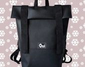 Schwarzem Kunstleder unisex Stadtrucksack mit schwarzen Riemen. Alltägliche praktische Kunstleder Tasche Rucksack mit Taschen mit Reißverschluss