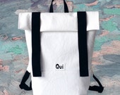 SUPER SALE! Weißes Kunstleder unisex Stadt Rucksack mit schwarzen Gurten. Alltägliche praktische Kunstleder Tasche mit Taschen mit Reißverschluss