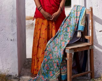 Plaid Kantha cousu à la main : motif floral lotus bleu, coton indien