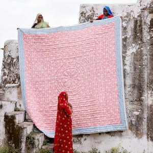 Vintage-Inspired Quilt – Handmade Floral Bedding Set, King Size Quilt: Reversible Pink & White Block Print Bedspread, Cotton Comforter Set