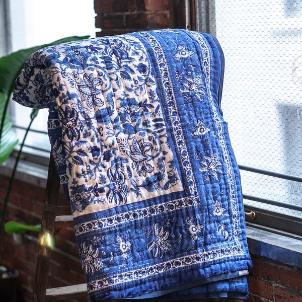 Handgefertigte Quilts zum Verkauf, extragroße King Tröster 108 "x 108", blaue Boho Floral Queen Quilt, handgefertigte indische Baumwolltröster