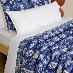 Handgemaakte katoenen kantha-quilt: blauw boho-gebloemd dekbed