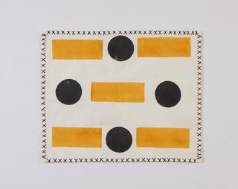 Moderne katoenen placematset met handblokbedrukking, opvallend oranje en zwart geometrisch patroon en handgestikte rand - set van 2, 4 of 6