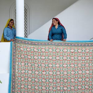 Edredón con estampado floral de loto, reversible, de algodón azul y verde, juego de cama indio Kantha, tamaño king/queen/twin. imagen 9