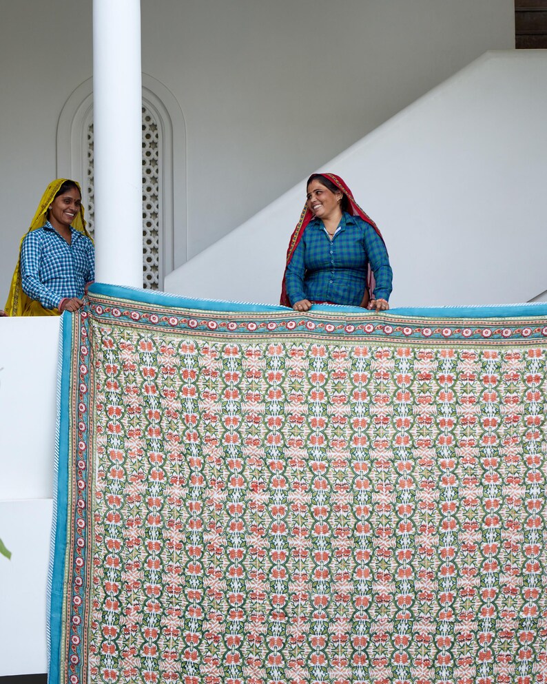 Edredón con estampado floral de loto, reversible, de algodón azul y verde, juego de cama indio Kantha, tamaño king/queen/twin. imagen 9