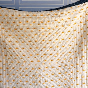 Hand-Block Gedruckt Baumwolle Quilt Set: Wendbare Gelbe Sonnen Tagesdecke, Doppeltröster / Queen / King Tröster