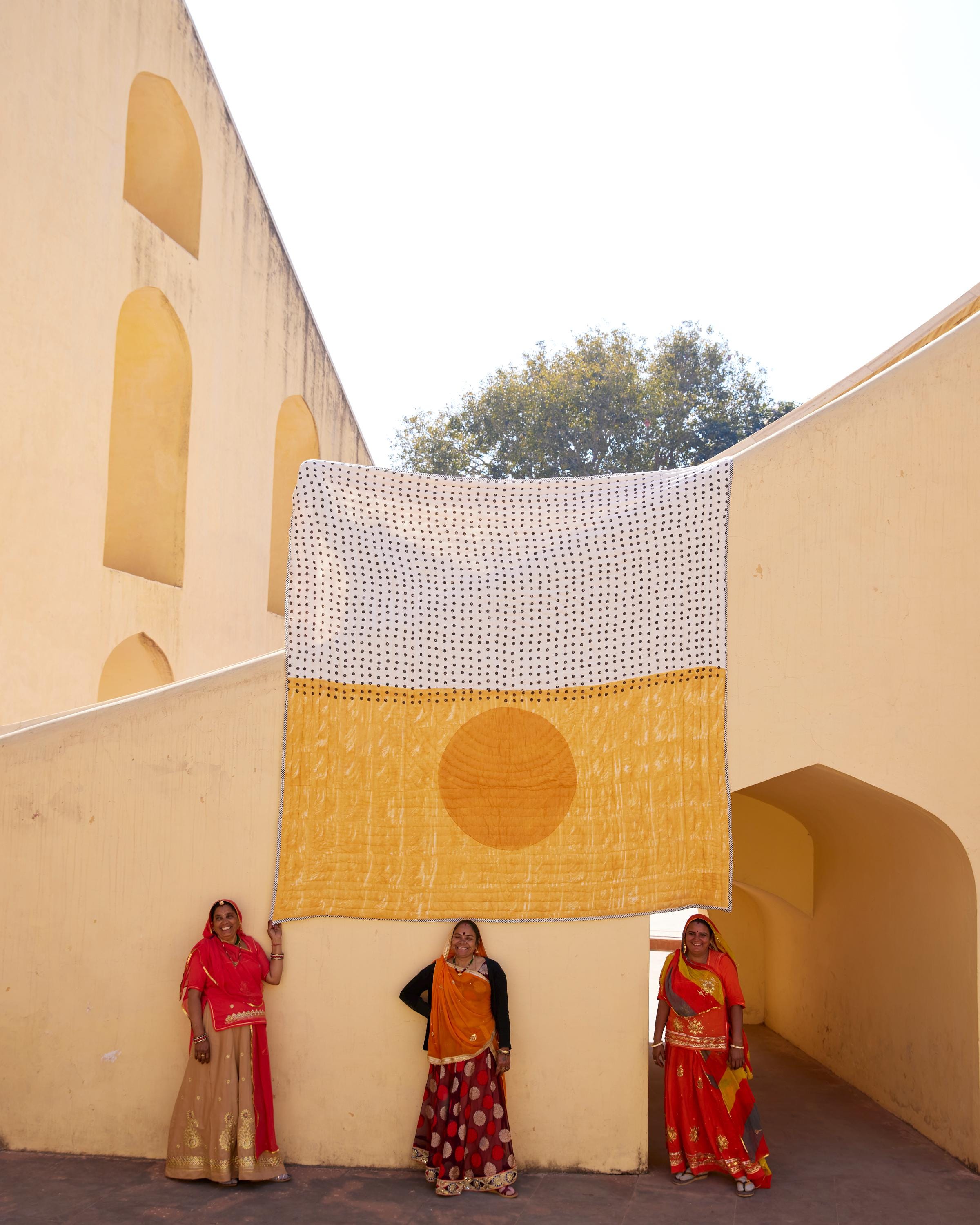 Handgemachter Quilt zum Verkauf: Block-Printed Quilt. ft Gelbe Sonne, Wende-Trösterset aus Baumwolle, indische Kantha-Tagesdecke, König / Königin / Zwilling