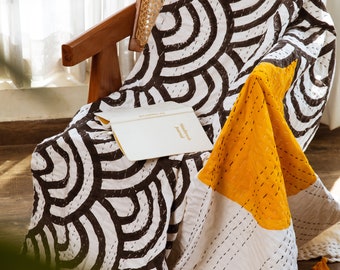 Handgemaakte kantha-deken met blokprint: gewatteerde boho-katoenen dekbedovertrek