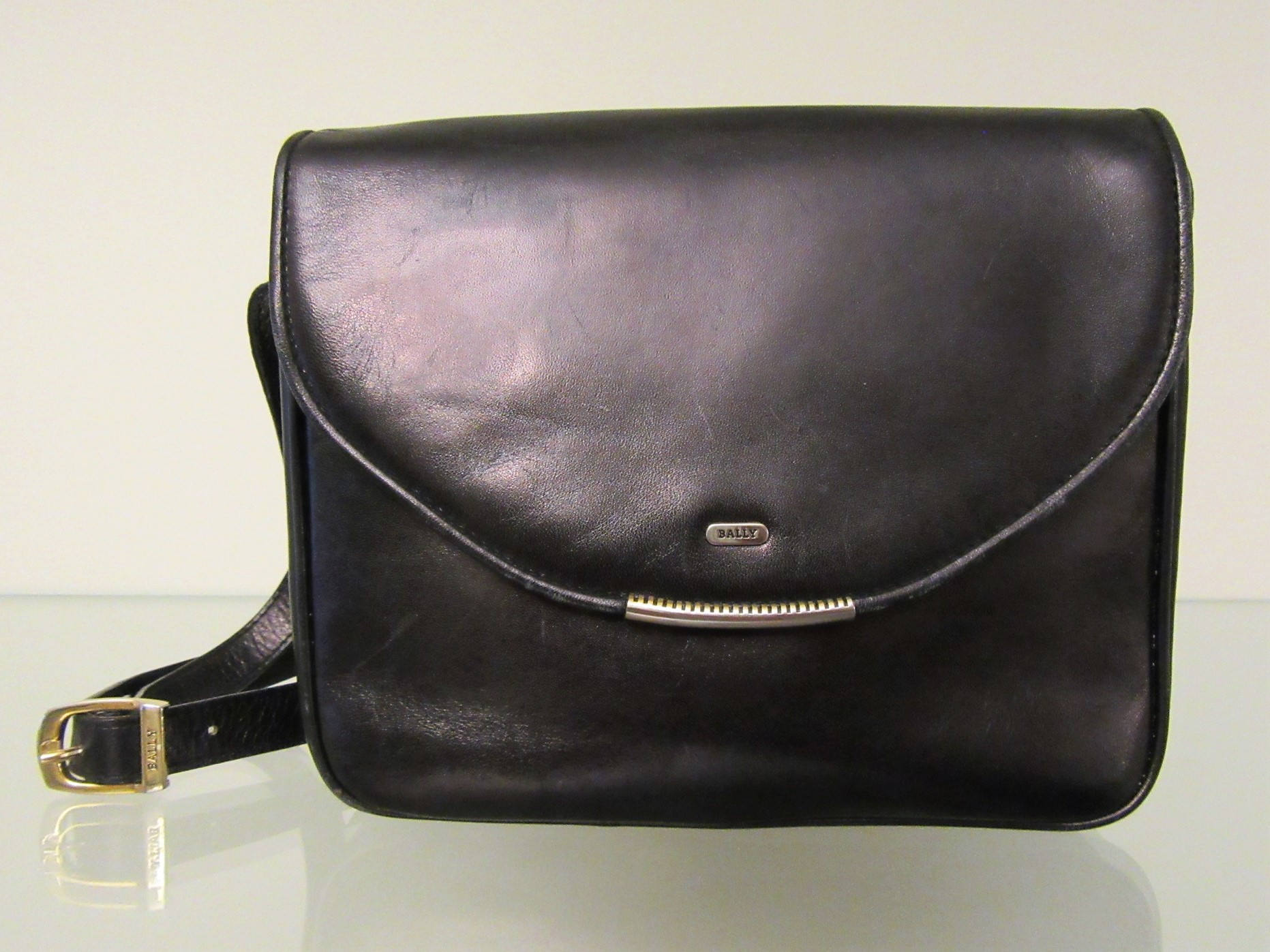 BALLY VINTAGE black leather hard shell bag antique bag Italian