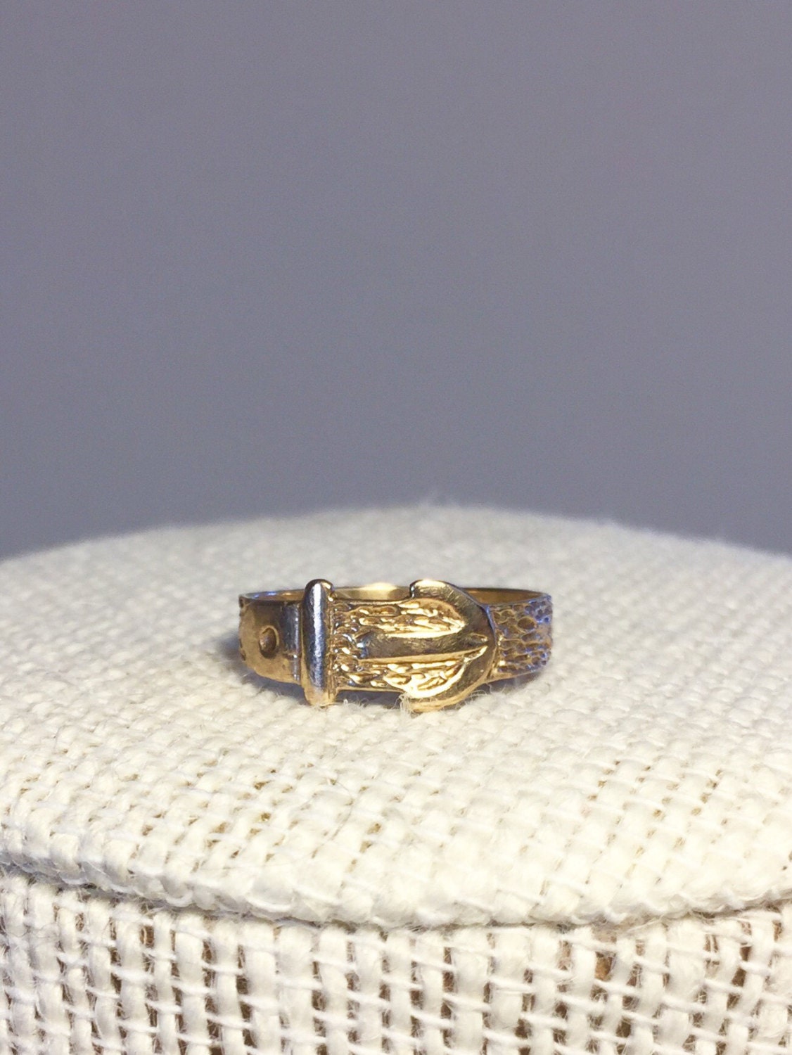 English Buckle ring in 9k Gold