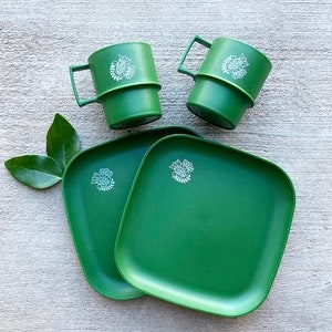 70s Tupperware with Bird Motif / 2 Plates and 2 Mugs