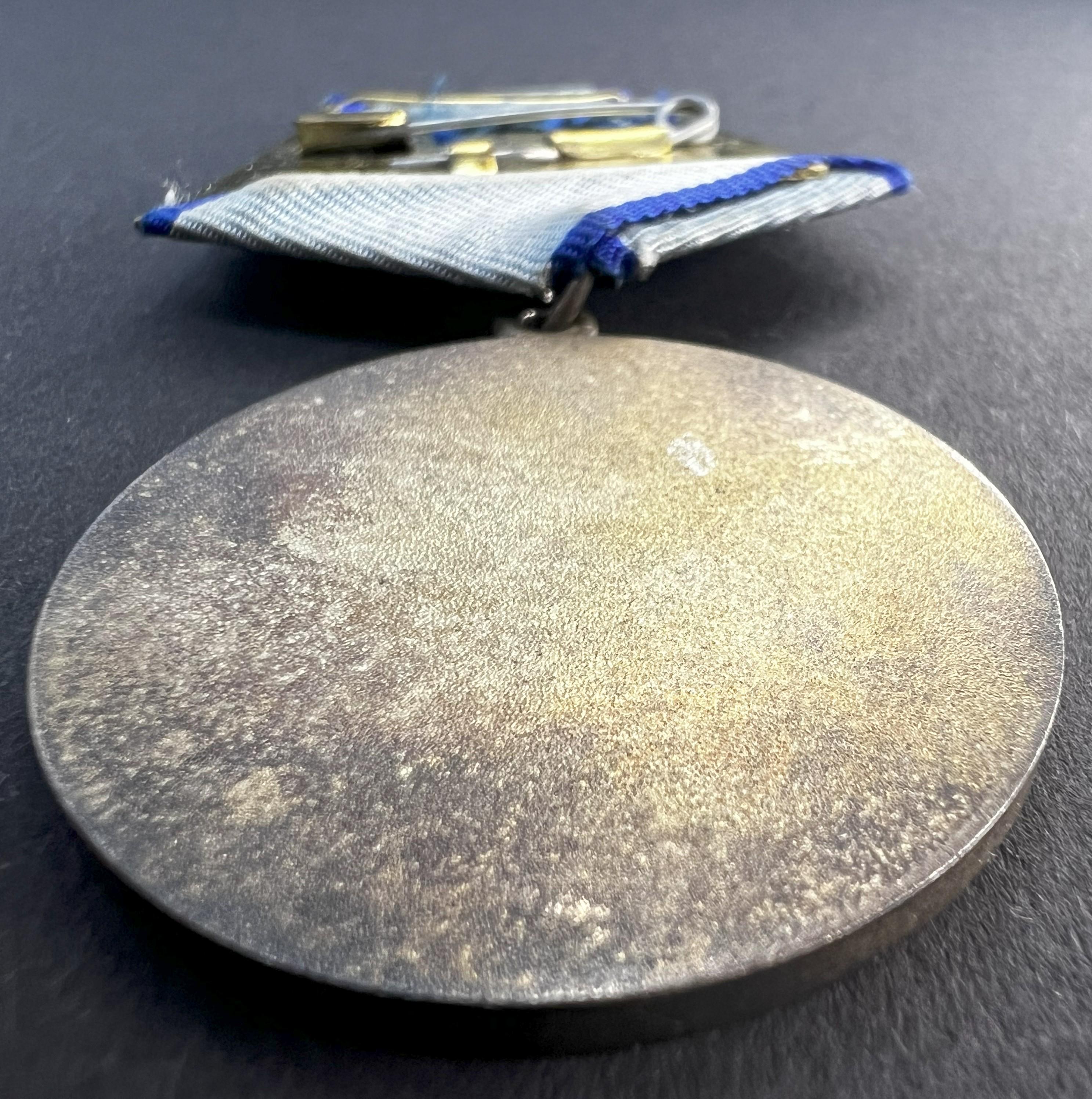 ソビエト連邦の「勇気」勲章（1943-45年）。銀925%、27.93g。第二次